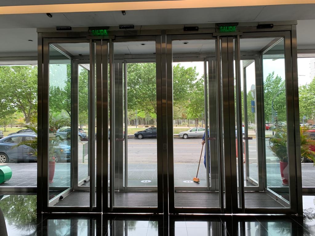 What are the options for expanding the capacity of a door controller to accommodate more users or doors?
