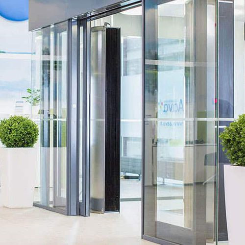 Can an automatic sliding door controller be customized to accommodate various door sizes and weights?