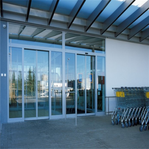 How does a backup power source work in case of a power outage for an automatic sliding door controller?